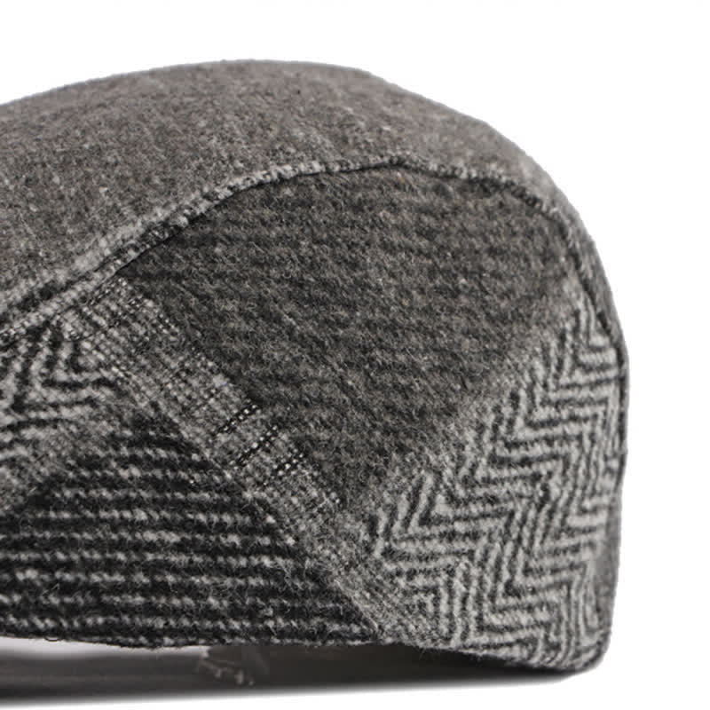 Cappello basco in tweed a spina di pesce con cuciture patchwork