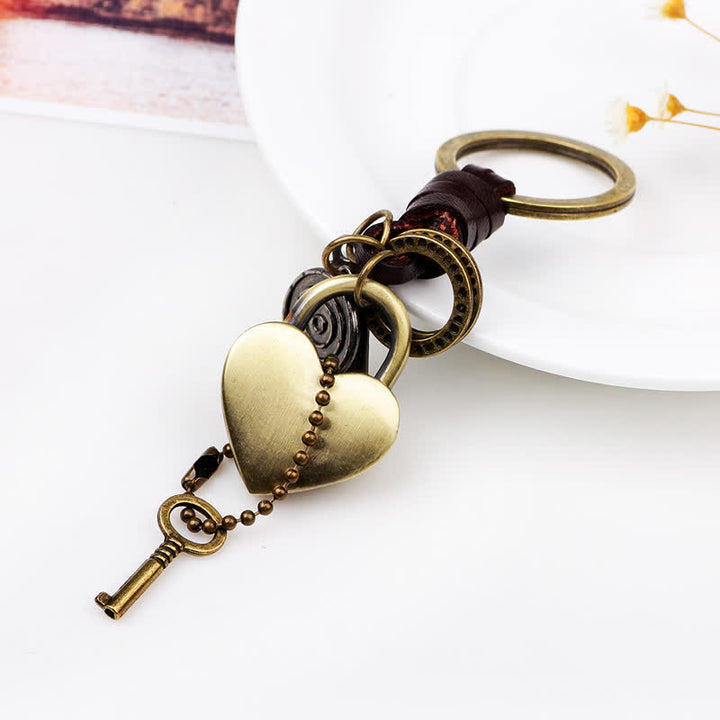 Portachiavi in pelle a forma di cuore con lucchetto e chiave