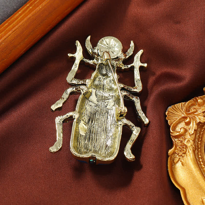 Antica grande spilla in cristallo colorato con scarabeo smaltato