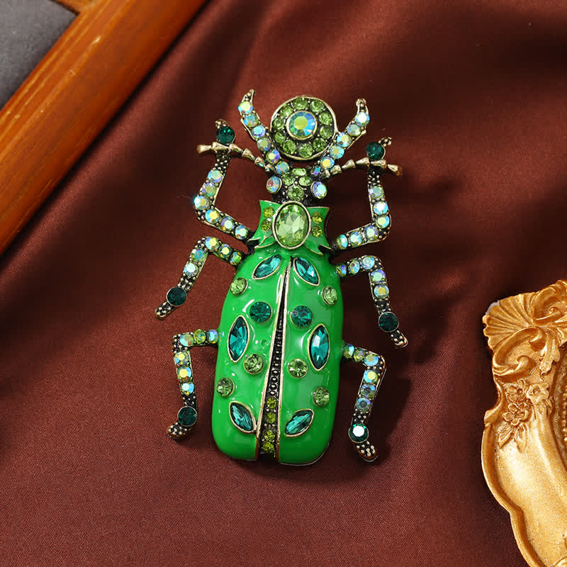 Antica grande spilla in cristallo colorato con scarabeo smaltato