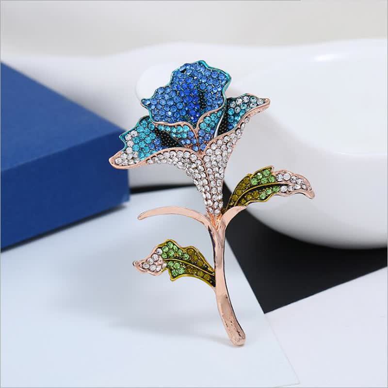 Graziosa spilla con fiore di orchidea e strass