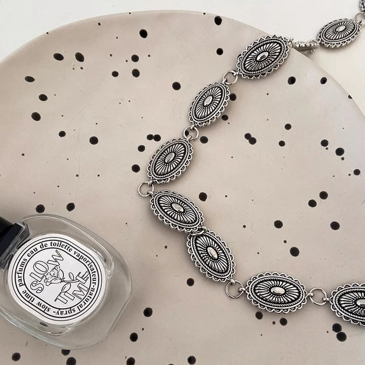 Cintura intagliata etnica vintage con fibbia in metallo