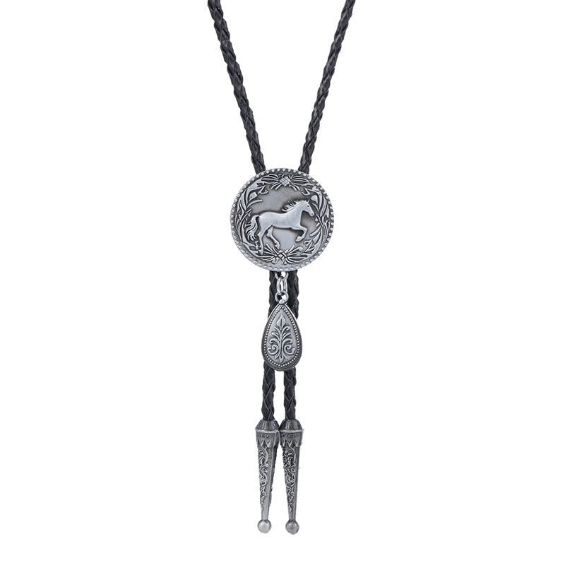 Cravatta Bolo con dettaglio di intaglio del cavallo occidentale e piccolo ciondolo