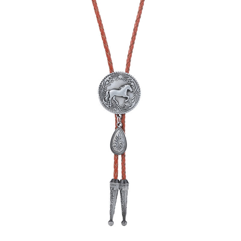 Cravatta Bolo con dettaglio di intaglio del cavallo occidentale e piccolo ciondolo