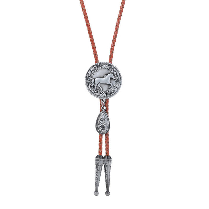 Cravatta Bolo con dettaglio di intaglio del cavallo occidentale e piccolo ciondolo