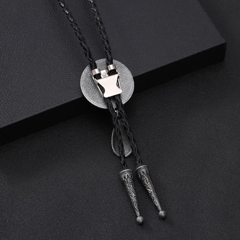 Cravatta Bolo con dettaglio di intaglio del cavallo occidentale e piccolo ciondolo