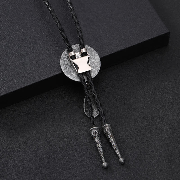 Cravatta Bolo con dettaglio di intaglio del cavallo occidentale e piccolo ciondolo