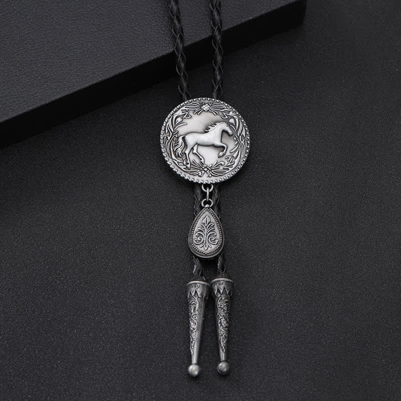 Cravatta Bolo con dettaglio di intaglio del cavallo occidentale e piccolo ciondolo