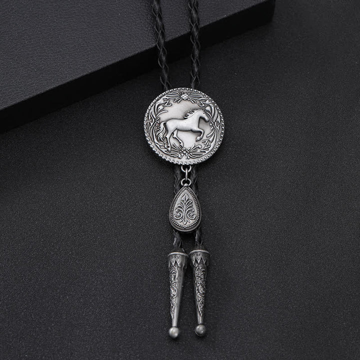 Cravatta Bolo con dettaglio di intaglio del cavallo occidentale e piccolo ciondolo