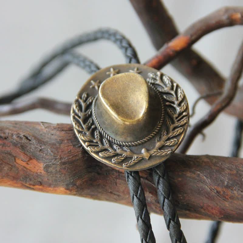 Ciondolo in bronzo con cappello da cowboy, cravatta Bolo