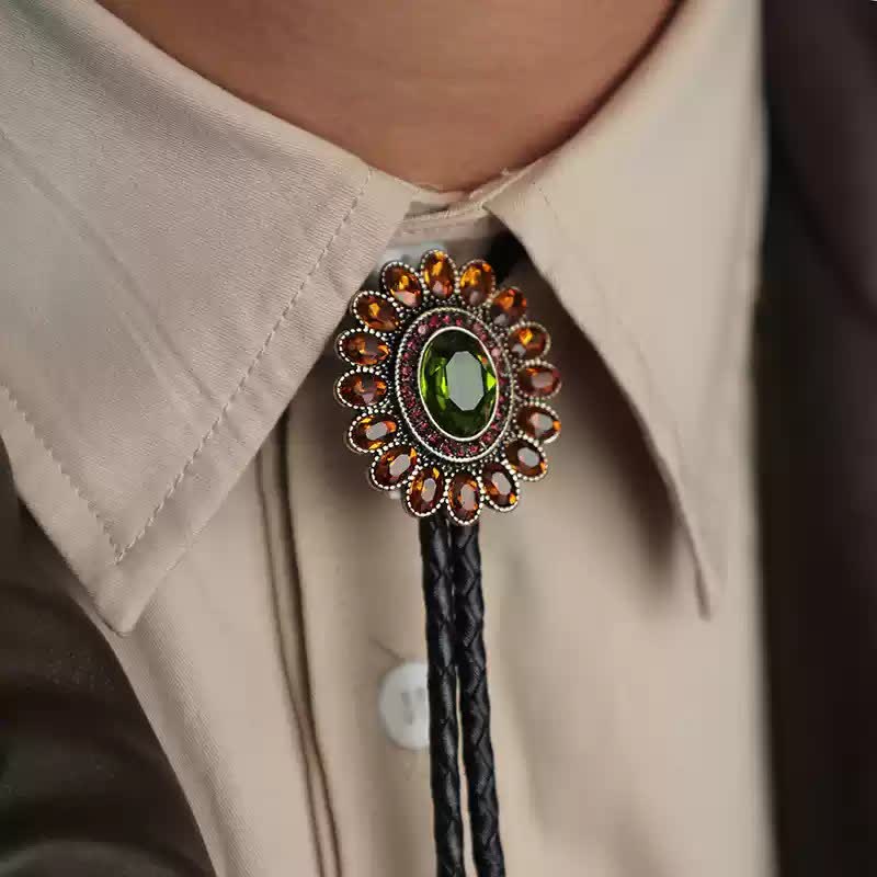 Cravatta Bolo con fiore di cristallo verde arancione solare