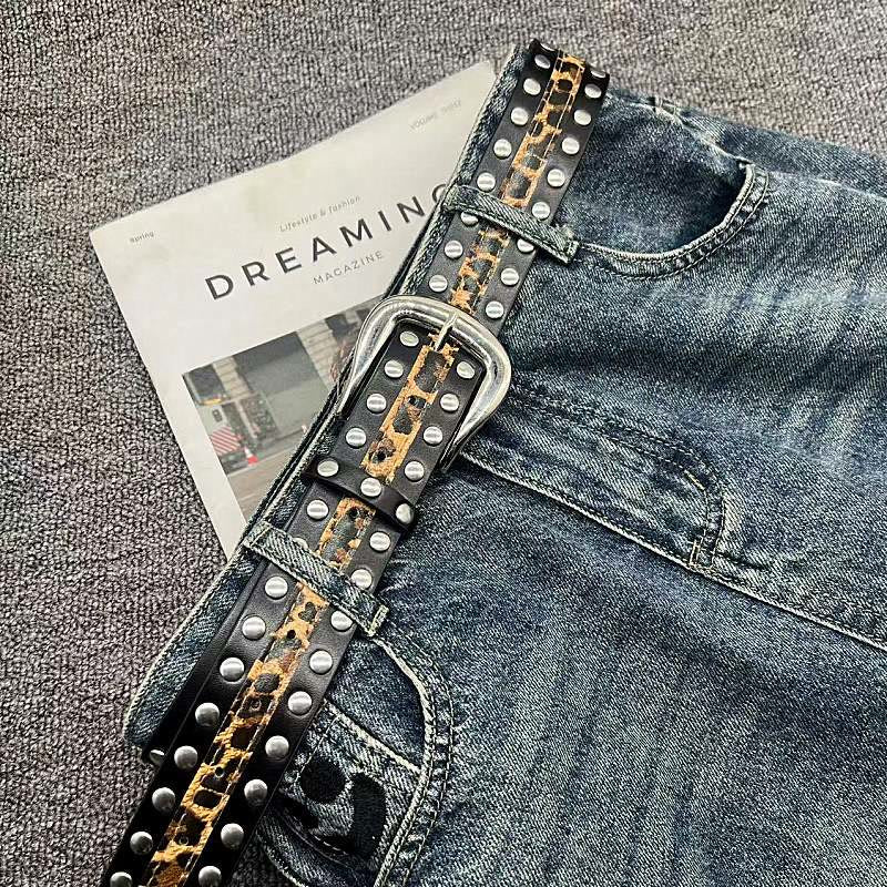 Cintura da donna con stampa leopardata e cintura in pelle con rivetti