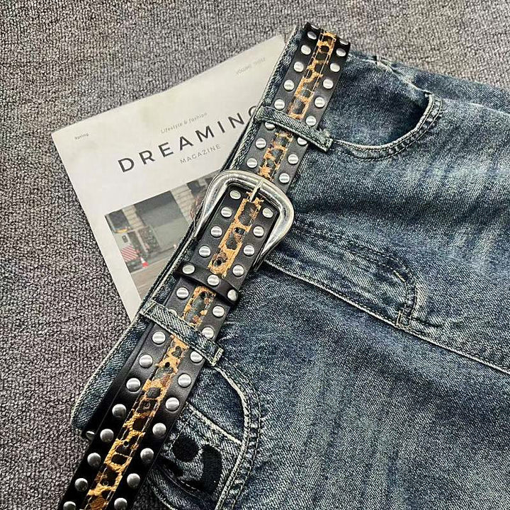 Cintura da donna con stampa leopardata e cintura in pelle con rivetti