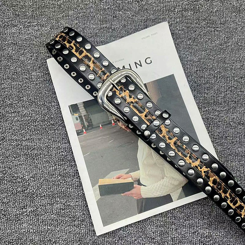 Cintura da donna con stampa leopardata e cintura in pelle con rivetti