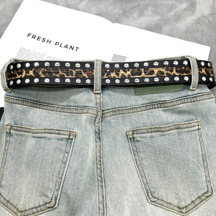 Cintura da donna con stampa leopardata e cintura in pelle con rivetti