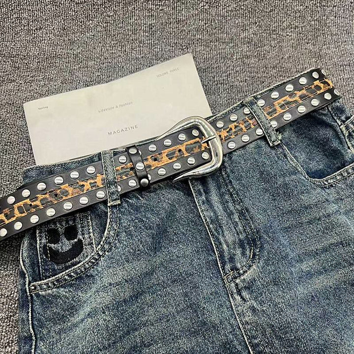 Cintura da donna con stampa leopardata e cintura in pelle con rivetti