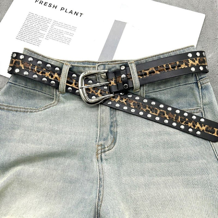 Cintura da donna con stampa leopardata e cintura in pelle con rivetti