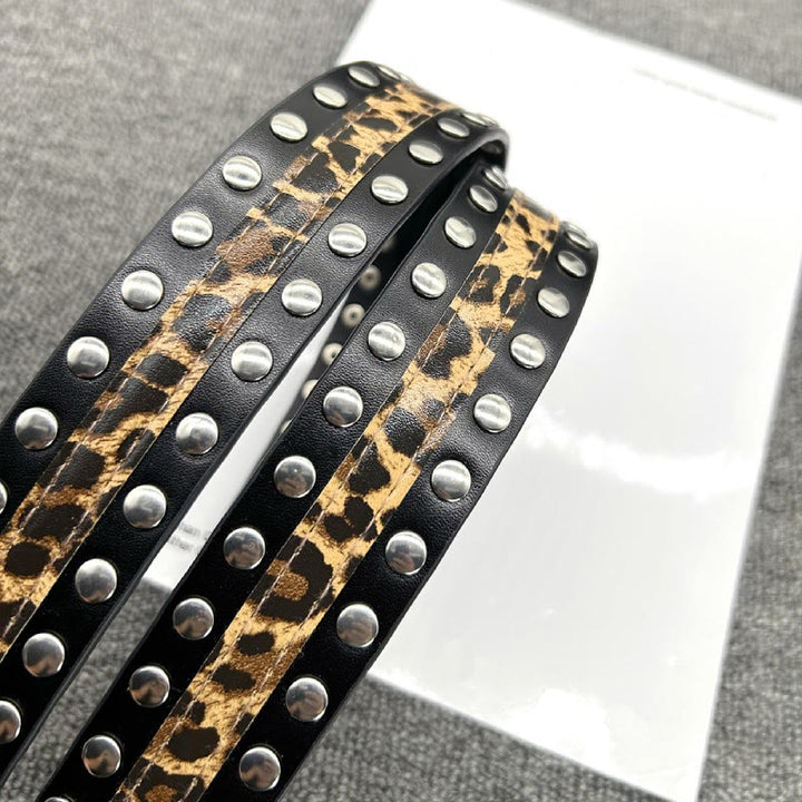 Cintura da donna con stampa leopardata e cintura in pelle con rivetti