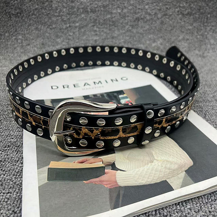 Cintura da donna con stampa leopardata e cintura in pelle con rivetti