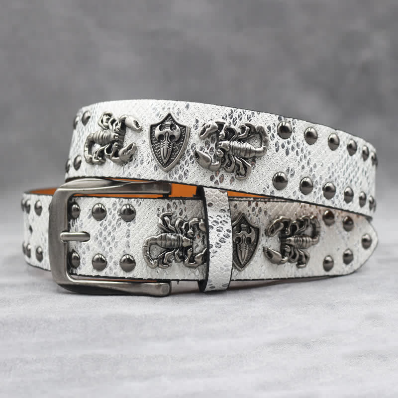 Cintura in pelle stampata con rivetti a forma di scorpione in argento antico