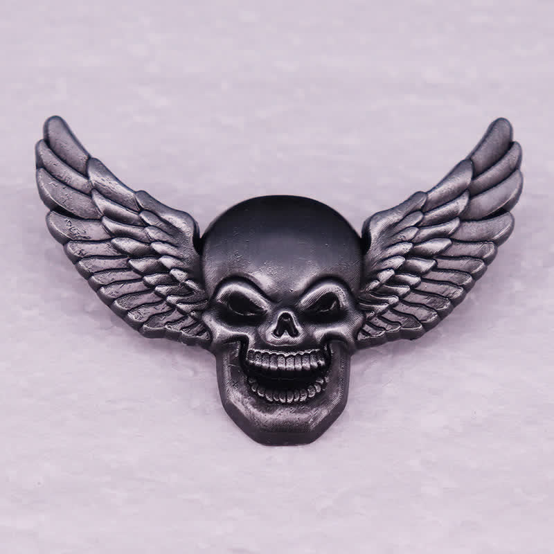 Spilla a forma di testa di teschio demoniaco alato e sorridente