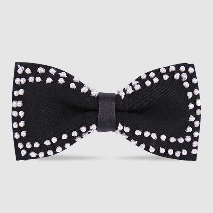 Elegante papillon con perle bianche e nere ricamate a mano