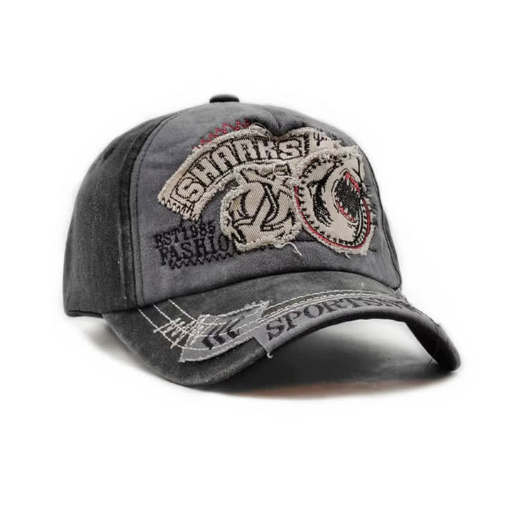 Cappellino da baseball con bordo sfrangiato e ricamato con squalo