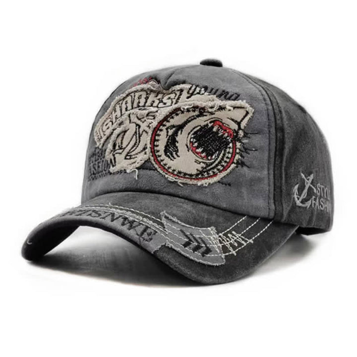 Cappellino da baseball con bordo sfrangiato e ricamato con squalo