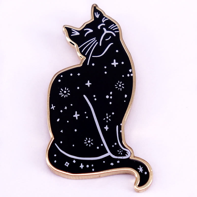 Spilla smaltata a forma di gatto con cielo stellato mistico