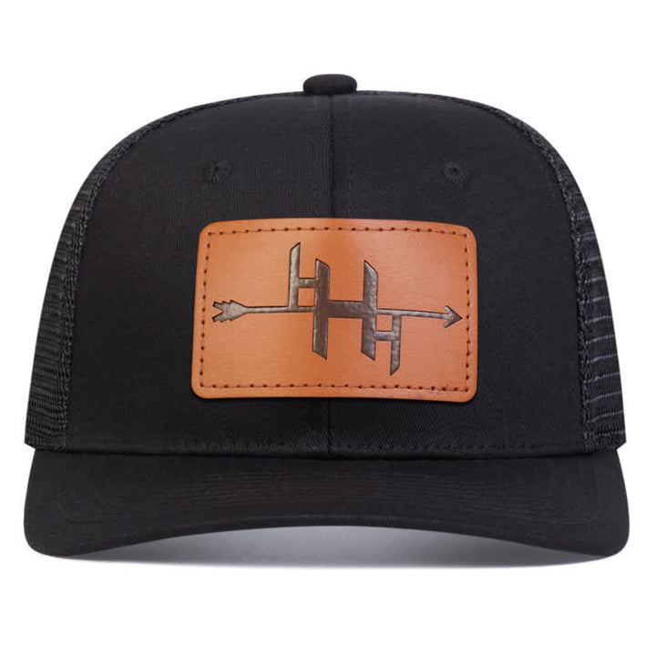 Cappello da camionista con etichetta in pelle con motivo a pistola e punta di freccia