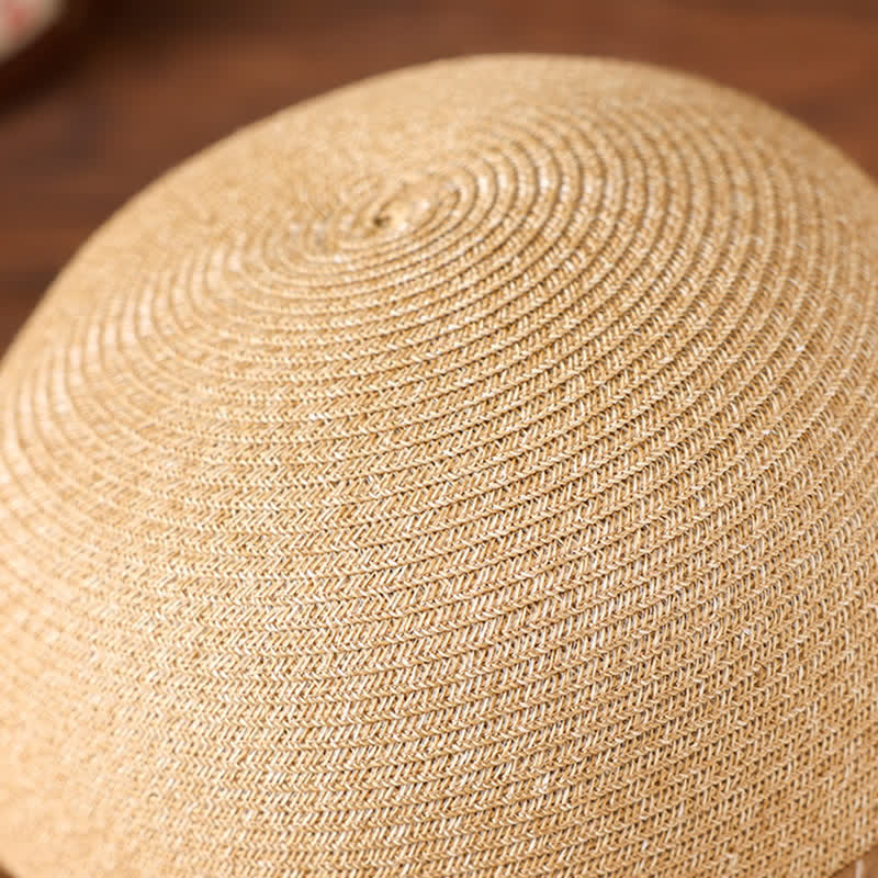 Cappello da donna in paglia con decorazione a margherita e nastro floreale