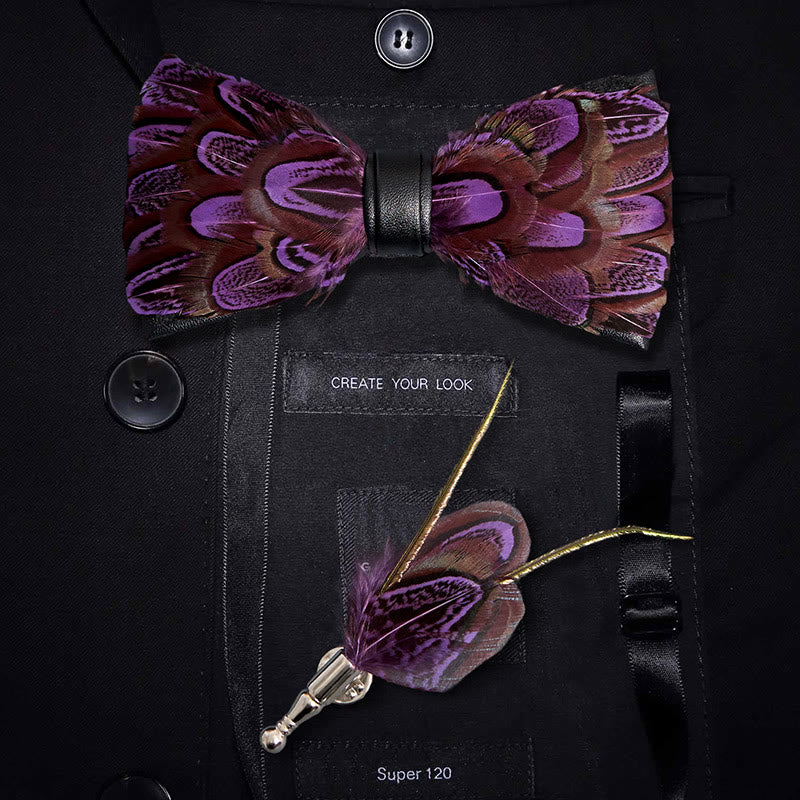 Papillon con piume viola e mattone refrattario con spilla da bavero