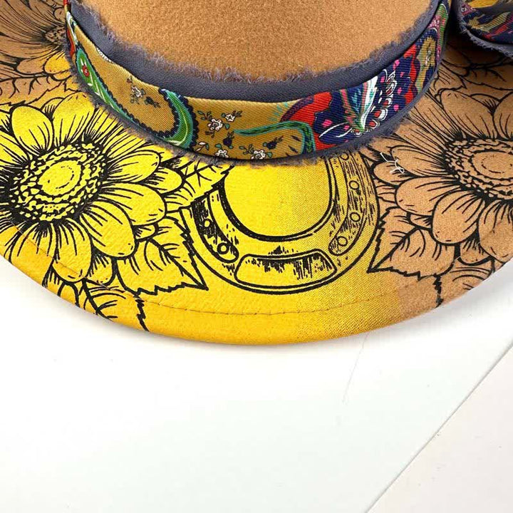 Cappello da cowboy western con decorazione a forma di girasole e piume dipinte a spruzzo