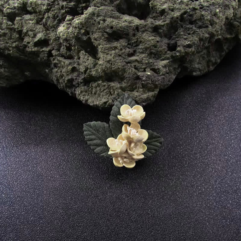 Spilla in tessuto con mini fiori dal design originale per matrimonio in avorio