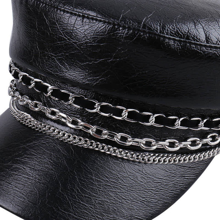 Cappello basco da donna in pelle nera con catena decorata e parte superiore piatta