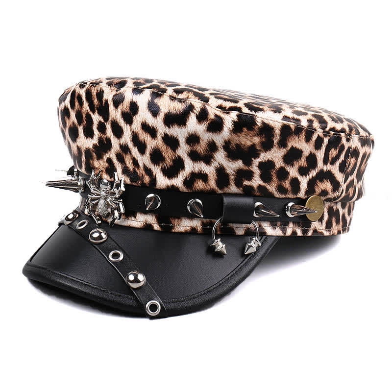 Cappello basco da donna in pelle con stampa leopardata e decorazioni con rivetti