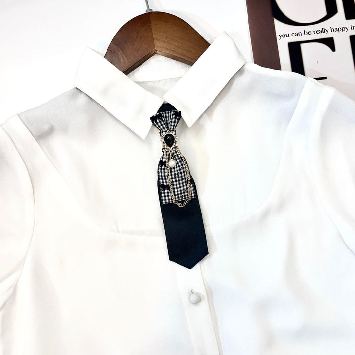 Cravatta alla moda pre-annodata con cuore di perle di pesca nera - image 1