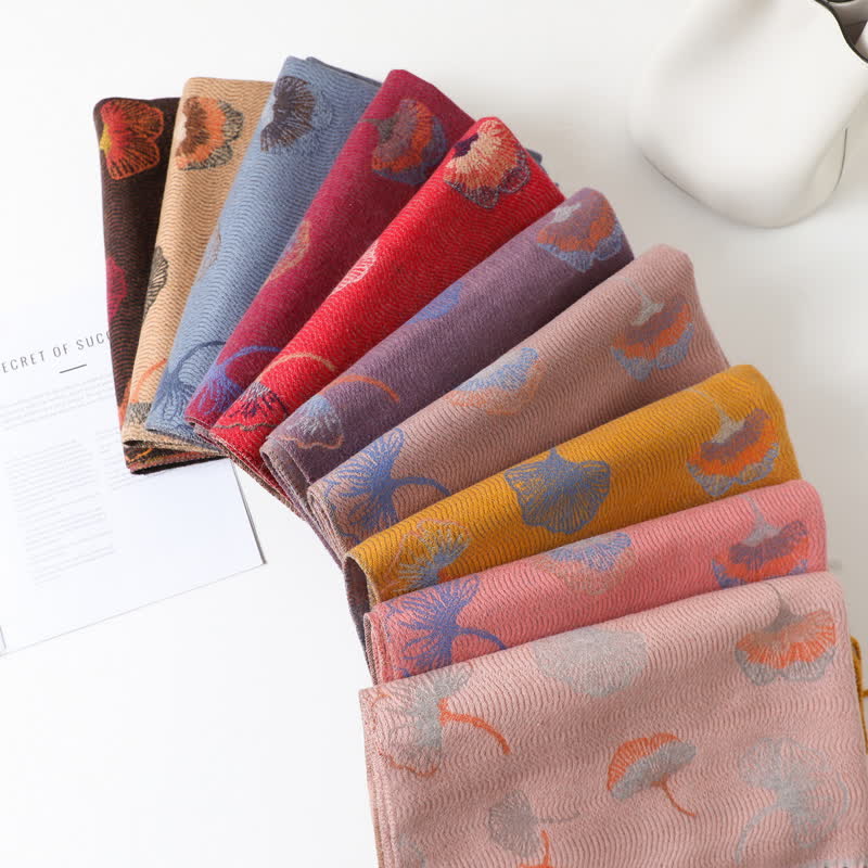 Sciarpa bifacciale con motivo a foglie di ginkgo e nappe - image 1