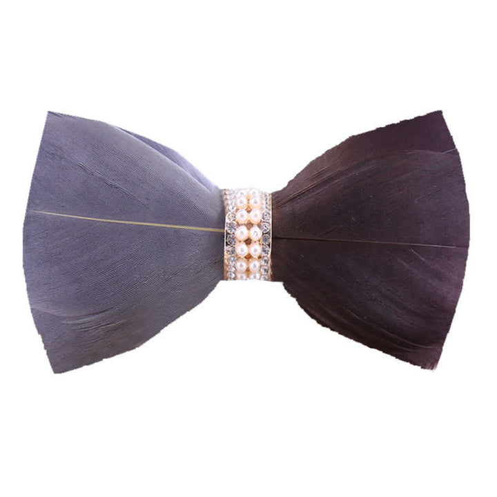Papillon con piume di perle lucide grigie e marroni con spilla da bavero