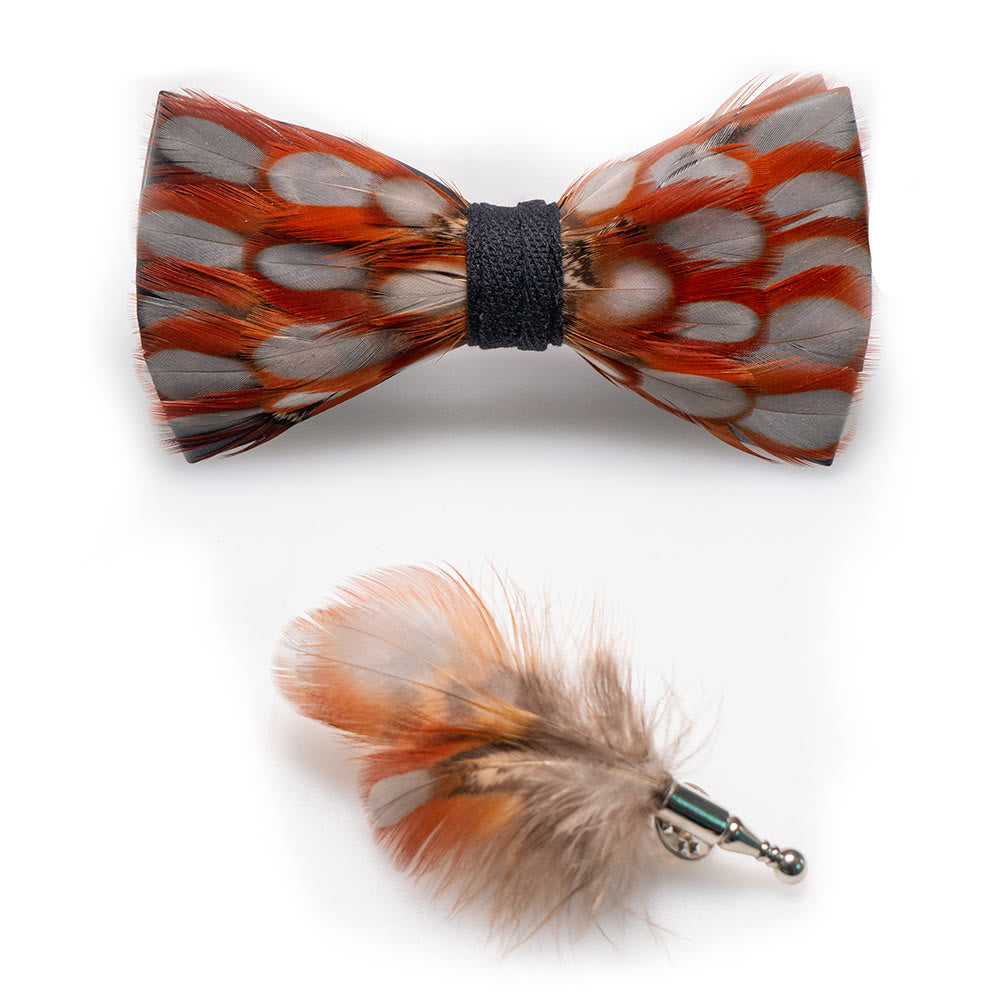 Papillon con piume calde arancioni e bianche con spilla da bavero