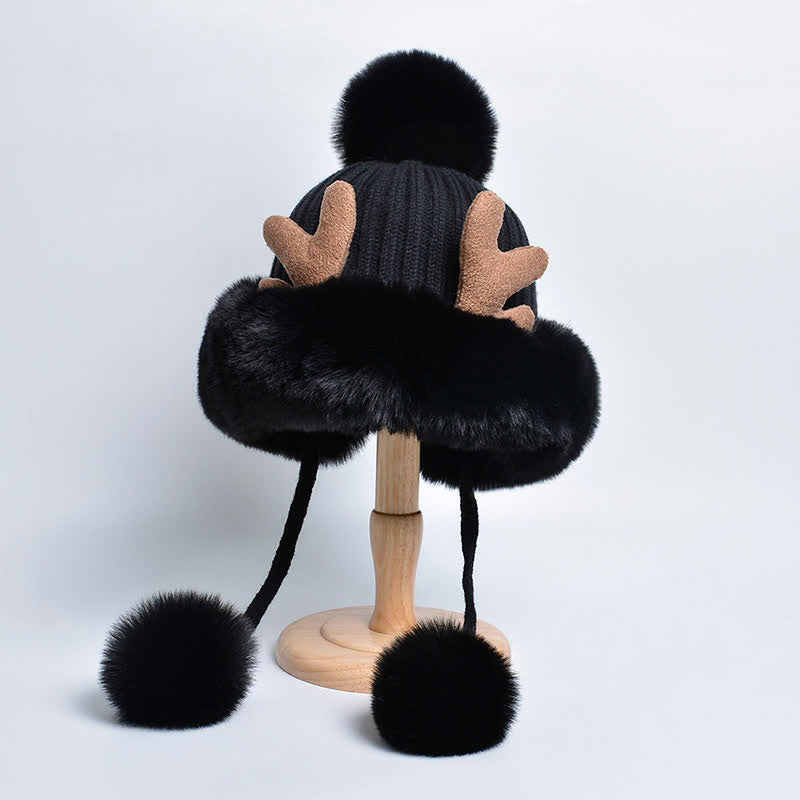 Cappello lavorato a maglia con pompon in corno di cervo da donna