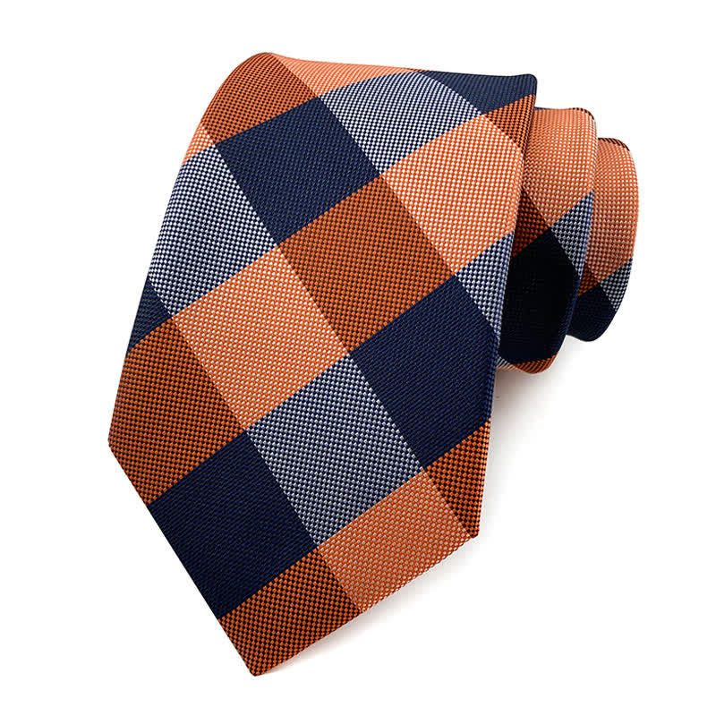 Smoking da uomo attillato con cravatta scozzese