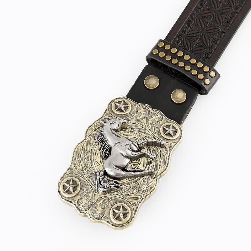 Cintura da uomo in pelle da cowboy al galoppo con cavallo robusto