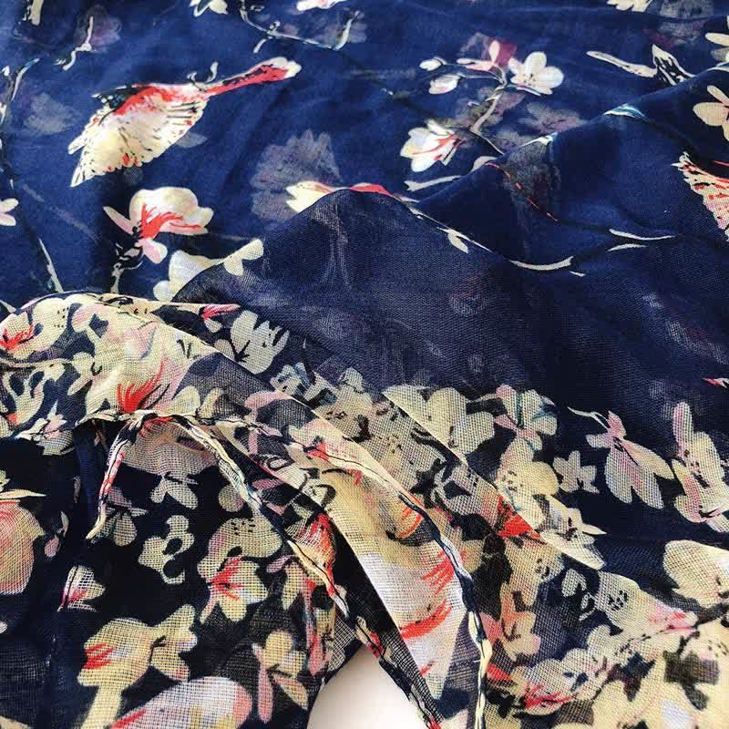 Sciarpa leggera da donna con uccelli floreali in fiore
