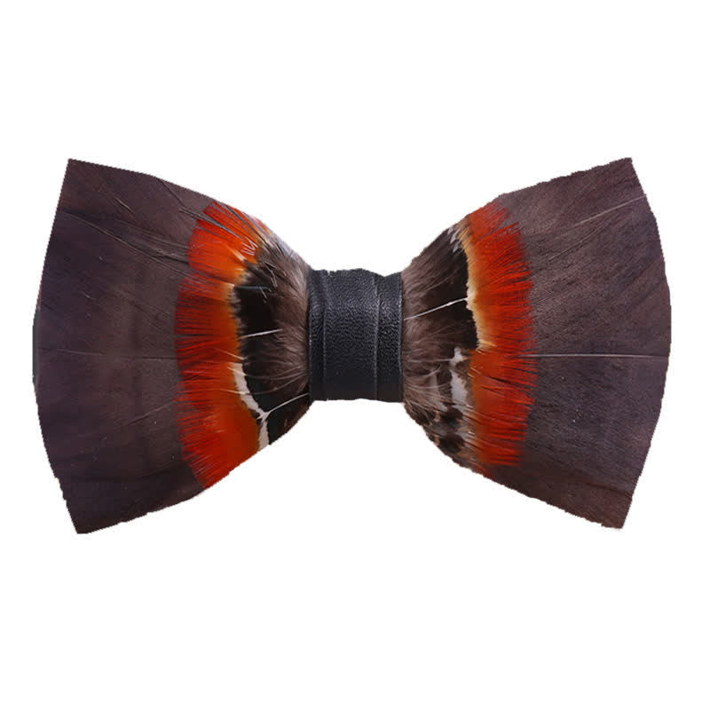 Papillon con piume marroni e arancioni con spilla da bavero