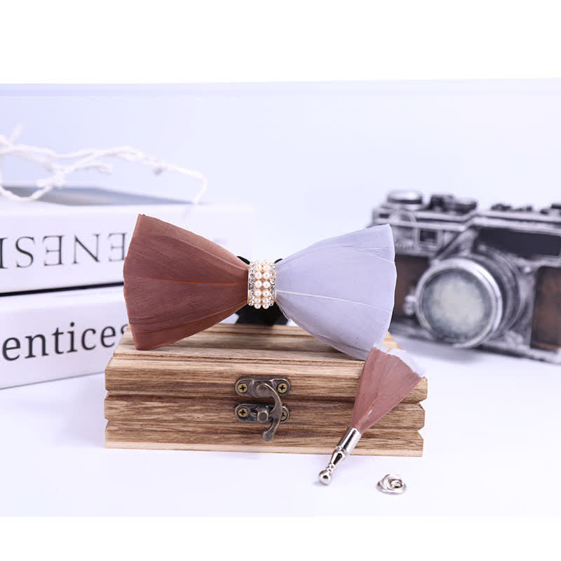 Papillon con piume di perle lucide marroni e bianche con spilla da bavero