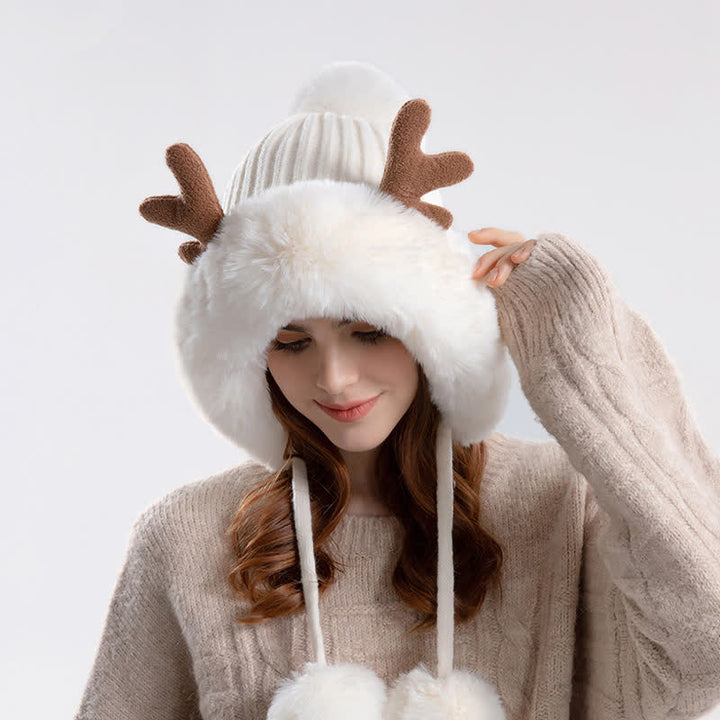 Cappello lavorato a maglia con pompon in corno di cervo da donna