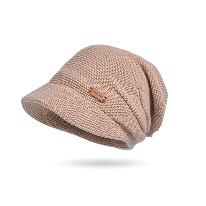 Cappello da donna ha lavorato a maglia con tesa larga e toppa a forma di lettera