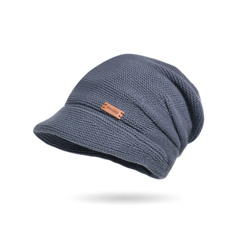 Cappello da donna ha lavorato a maglia con tesa larga e toppa a forma di lettera