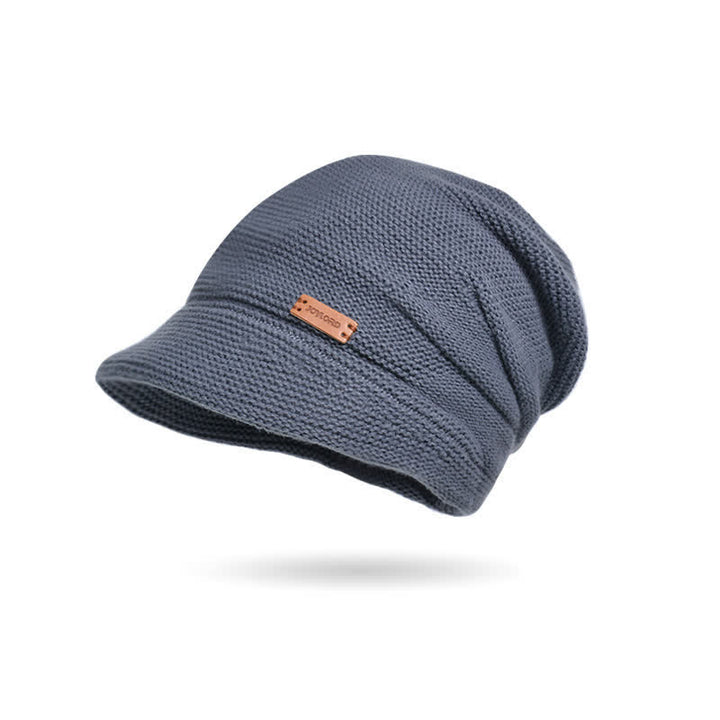 Cappello da donna ha lavorato a maglia con tesa larga e toppa a forma di lettera